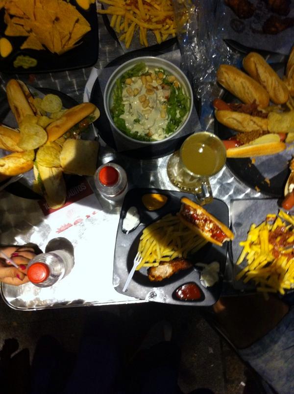 eiderxu's tweet photo. 24h sin comer🎉🎉🎉🎉 @Silviaa_Garciaa  @Raquel_zgz_91 @Eduflores8 http://t.co/xRudVdmUqL