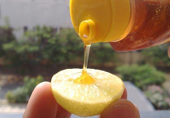 AcneSkinSite's tweet photo. Bye Bye Blackheads! Half a lemon and put 3 drops of honey on it.Massage affected areas. Rinse cool after 5m. #works http://t.co/956JwAFZrI