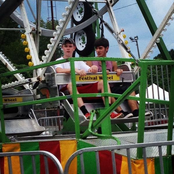 FerrisWheelin'😂☝️💩 #weirdos #springwaterfestival #ferriswheel #gotcha