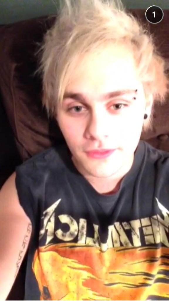 brknsceneupdtes's tweet photo. Michael is so cute #vote5sos http://t.co/1tMx8BRzNc