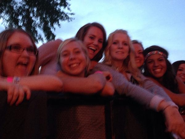 CMUProgramBoard's tweet image. Check out some of our dedicated front row fans! @DanAndShay are taking the stage soon. #PBFall