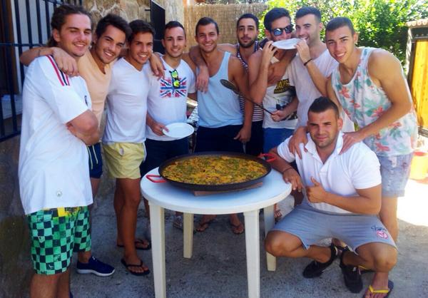 Paellita rica con <a href="/AlejandroGR__/">AlejandroGR™</a> <a href="/adriaansitoo/">Adrian de Manuel</a> <a href="/VictorPuente_/">Víctor</a> <a href="/RHdez7/">RaulHdez7</a> <a href="/GuilleeGR/">Guillermo Gallego</a> <a href="/huguensUKI/">huguensUKI</a> <a href="/kikeesinmas/">O.O</a> <a href="/Felizazo/">Alejandro Ruiz</a>