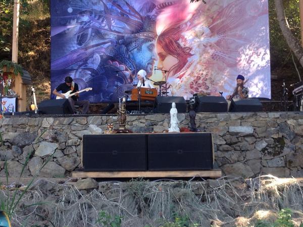 Pranafest's tweet photo. Listening to the beautiful @simritkaur at the Visuddha stage🙏❤#simritkaur #pranafest #kirtan #chanting #yoga http://t.co/3KqfGjWtE2
