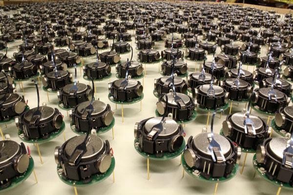 PopMech's tweet image. These are kilobots, 1000 tiny machines that assemble into the largest ever robotic swarm. popme.ch/6018Wuk2