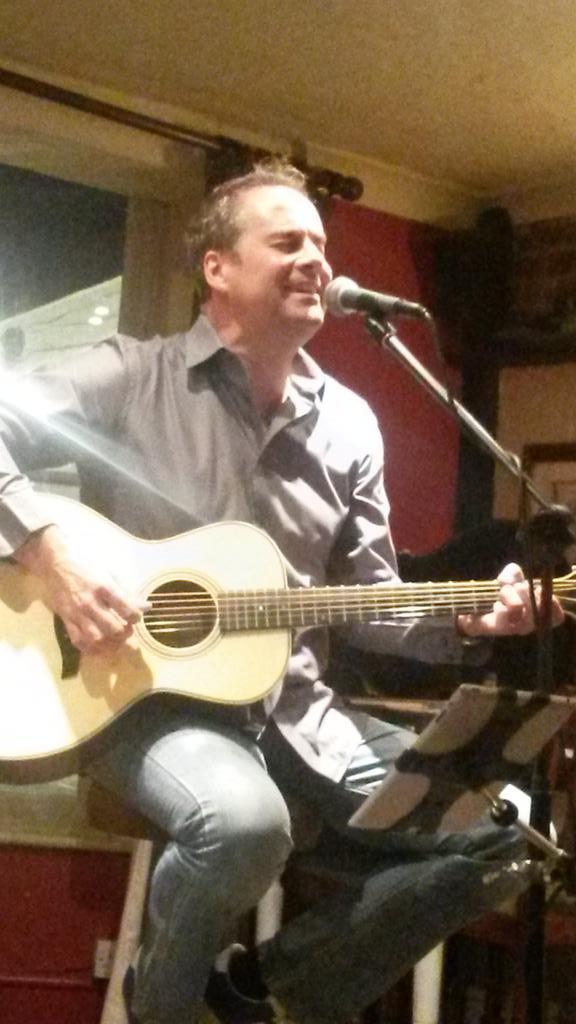 ckiefer1233's tweet photo. @3LionsFarncombe @mickwilsonmusic another fab night with Mick x http://t.co/i95JLoTLKy