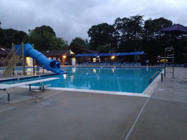 The pool is empty but they let us in #swimatyourownrisk @Liam_Marcellino @Ianlazzyrenko