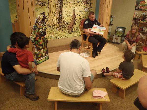 Eagan Police On Twitter Officer Joe Moseng Reading To Kids At