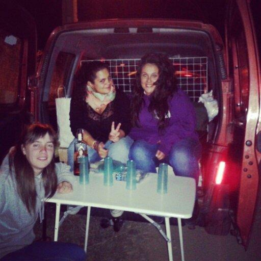 Nuria55's tweet photo. muy buena noche en La Toba con @auroriloveka @ilianacada y carolina http://t.co/x9NtbNAuPh