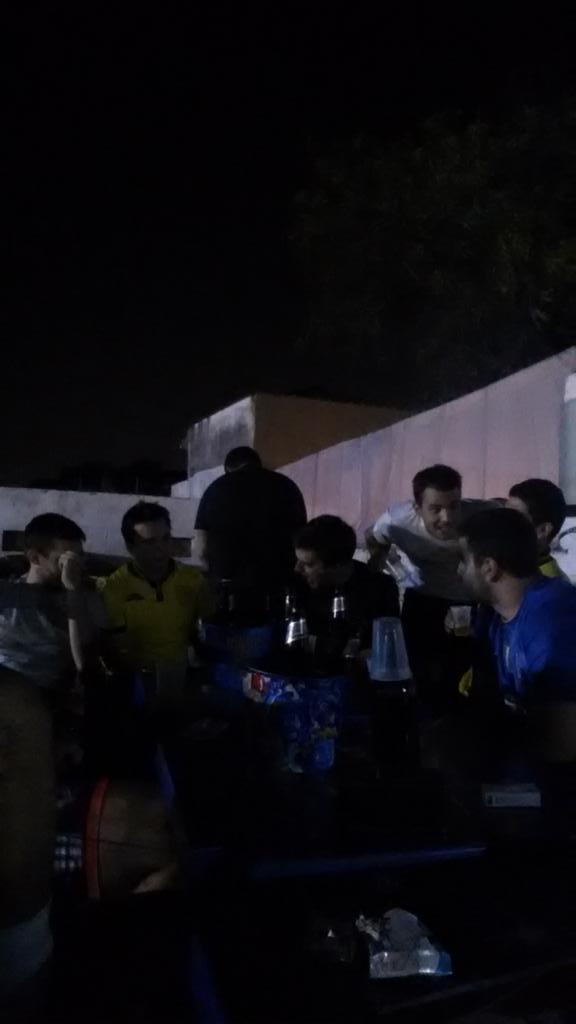 Koroha_2013's tweet photo. Cuando acaba el partido en el @ex_SAS somos todos amigos @Exafutbolpy http://t.co/uAdDpVrasu