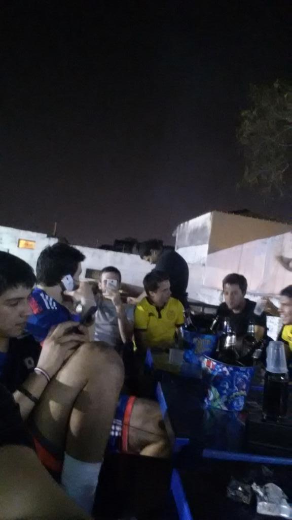 Koroha_2013's tweet photo. Aca en el @ex_SAS  no hay rivalidad hay amigos cuando se viene al tercer tiempo @Exafutbolpy @PilsenPy http://t.co/X6VHQBVaNO