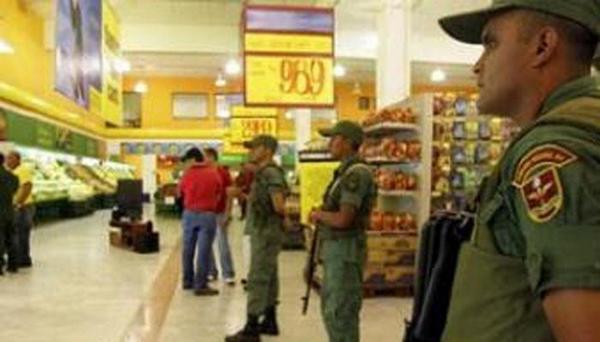 mvsmotta's tweet photo. Soldados guardando COMIDA para ninguém tentar levar mais do que a sua cota do RACIONAMENTO. Venezuela é só sucesso. http://t.co/9QwttPtVCI
