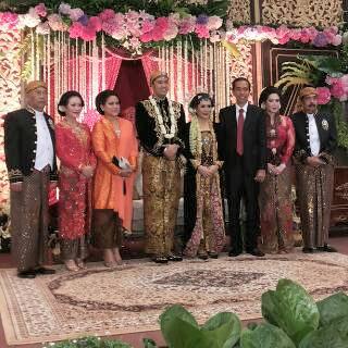 DyahHandayani06's tweet photo. Termksih u/ kedtngnnya Bpk Ir.Joko Widodo+Ibu, Jenderal Moeldoko (Panglima TNI)+Ibu, Bpk Gamawan Fauzi (Mendagri)+Ibu http://t.co/hux2Vq6Ms4
