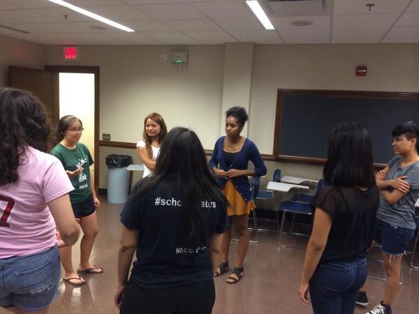 KDChi_UIUC's tweet photo. I spot Penguins 👀🐧❤️ #StrollPractice http://t.co/7NtnthjJnM