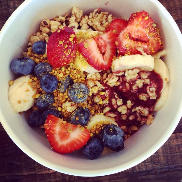 ktinersmith's tweet image. A San Diego favorite-- Acai bowl. Complete with bee pollen and hemp granola, so just call me Miss Earthy 🐝🌍🍃