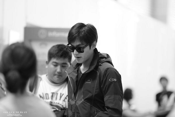 HeArtBeAt_0622's tweet photo. #이민호 #leeminho 140823 인천출국
많은 사진이 올라왔지만, 이 모습은 없는 것 같아서..
널 만나는 시간은 짧지만 영원히 기억될 또 하나의 네모습.
(http://t.co/XQtiNltU6s) http://t.co/1k3ofd6cNa