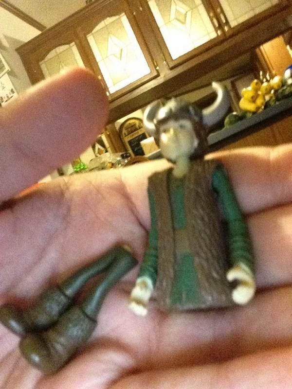 FaunaLeaves's tweet photo. WHY MY FRIEND HAVE TO KEEP TWISTING HIS LEGS!!!!!!!???????!!!! http://t.co/4pmctFockO