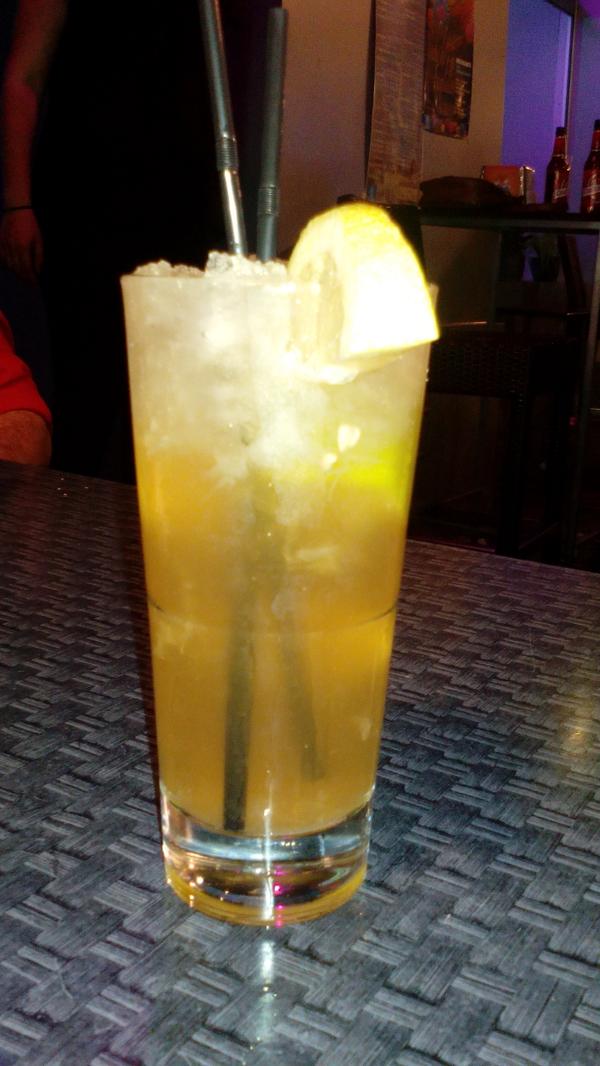 TamaraPavon's tweet photo. Pasándolo de escandalo @joselamprea26 !!! Marchando un Caipirinia http://t.co/DUvT92FOCb