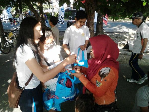allandew's tweet photo. selain nukerin kantong plastik kita kasi edukasi jg mengenai bahaya plastik utk bumi @HiLo #BaliCantikTanpaPlastik http://t.co/LnGjf4KSNY