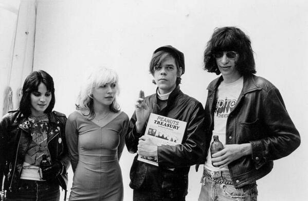 HistoryInPics's tweet photo. Joan Jett, Debbie Harry, David Johansen &amp; Joey Ramone, 1977 http://t.co/7wB1LZvaAi
