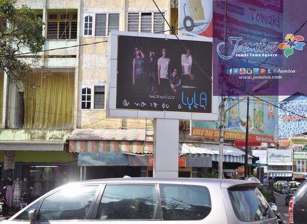 Jamtos's tweet photo. Iklan LED di lampu merah,siapa yg sudah lihat? #JamtosFunt4stic 29 Agustus @LYLAINDONESIA @AnisaRahma_Adi :) http://t.co/MnJQs8nzUJ