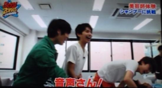 Marius_CHANNEL's tweet photo. #美容師体験の回にて

一通り先生にシャンプーの仕方を教えて貰い、いざ実践するメンバー。

しかしマリウスは中島にシャンプーしようとするが、シャワーヘッドを滑らせ機材をビショビショしてしまった為、スタッフに強制終了されたマリウス葉 http://t.co/vGkC88UeYo