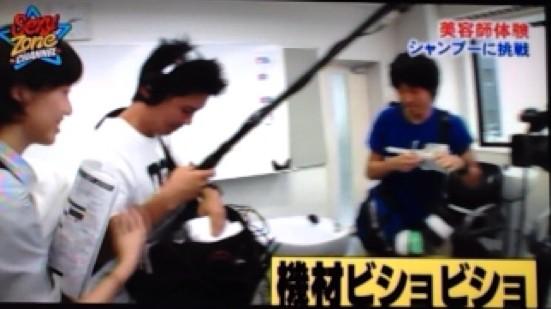 Marius_CHANNEL's tweet photo. #美容師体験の回にて

一通り先生にシャンプーの仕方を教えて貰い、いざ実践するメンバー。

しかしマリウスは中島にシャンプーしようとするが、シャワーヘッドを滑らせ機材をビショビショしてしまった為、スタッフに強制終了されたマリウス葉 http://t.co/vGkC88UeYo