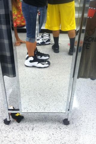 SidneeAnderson's tweet photo. Got my new nikes for school✌️ #size21 http://t.co/f8Qny8urav