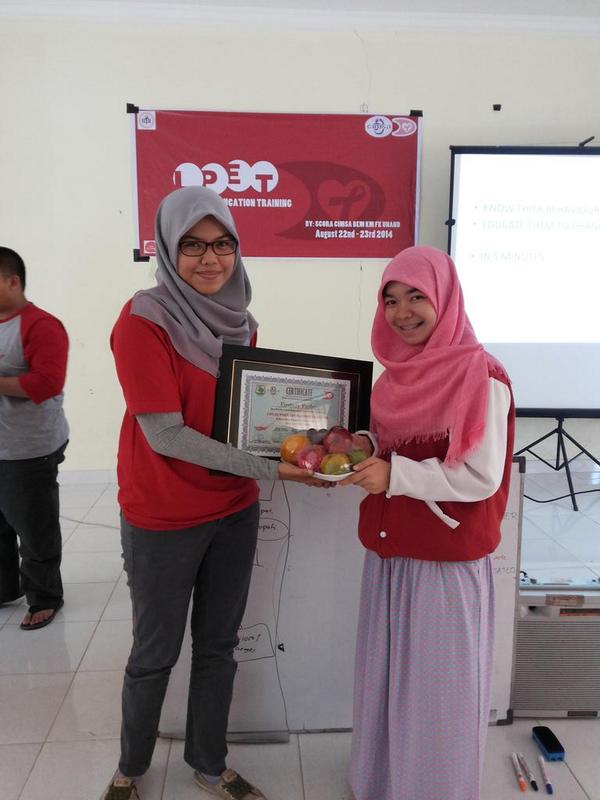 scoraunand's tweet photo. Pemberian kenang kenangan dan sertifikat oleh PO LPET 2014 http://t.co/x2y4abo1jQ
