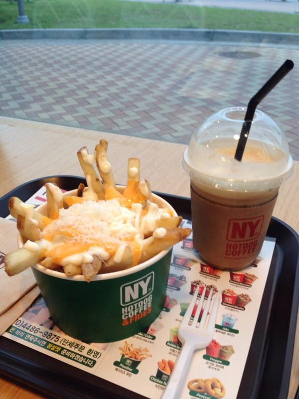 DPark84's tweet photo. 푸틴푸틴!! 치즈감자!!! #nyhotdog #hotdog #뉴욧핫도그 http://t.co/k0bhzABBDc