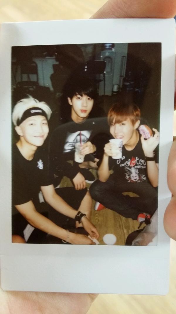 BTS_twt's tweet image. 안녕하세요 진인데여
어우 우리 이쁜아미들
인기가요 무대는 잘들 보셨는지요! 아유 이뻐라
또 오늘 미니팬미팅. 아유 왜이리 다들 이뻐졌나요 헤헤 반할뻔했네