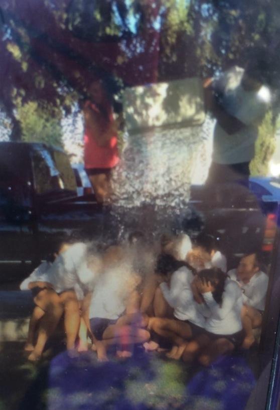 supreet_natt10's tweet image. Ice bucket challenge with my team😏 #ALSIceBucketChallenge #donatingmoney