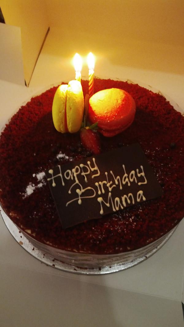 dewi55's tweet photo. Red velvet @theharvestcakes ..for mama birthday :D http://t.co/UiJmrfGUf4