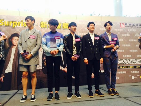 fantagiogroup's tweet photo. 이 곳은 홍콩에서 진행중인 '서프라이즈' 팬미팅 현장입니다!! 많은 팬분들의 환영에 놀란 우리 서프라이즈~ 계속해서 소식 전해드릴게요^^ http://t.co/68MAHZcMsc