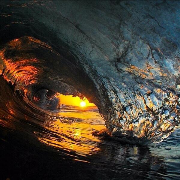 _Paisajes_'s tweet photo. Una puesta del sol perfecta... a través de una ola! http://t.co/xzJVd9Qhoz