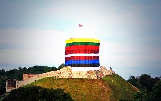 LTUworld's tweet photo. Gediminas castle in #Vilnius dressed in national colors of #Lithuania, #Latvia &amp; #Estonia to mark the #BalticWay25 http://t.co/8zDExPIwl1