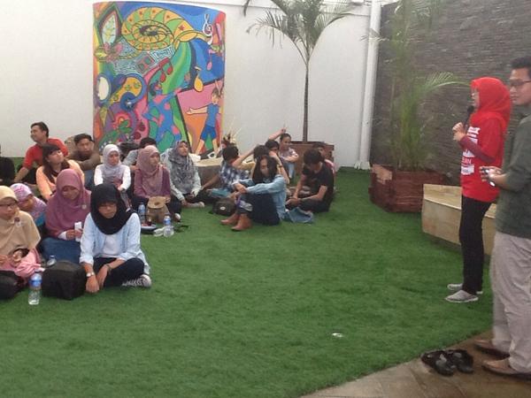 turuntanganbdg's tweet photo. Diskusi masih hangat. Mbak @azizaa08 sedang menjelaskan struktur koordinasi di Tangsel http://t.co/xxjMBzouYx
