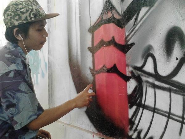 Nah ini mas @YESAH99 dari <a href="/famdivision/">FAM DIVISION crew</a> lagi gambar nih. Seru ya Mural Sedulur Tunggal Tembok!