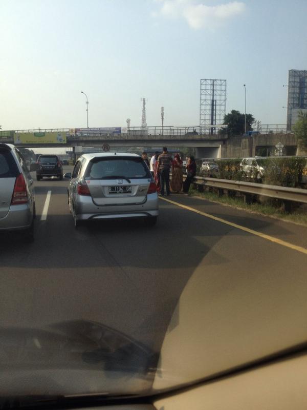 Tabrakan beruntun 3 mobil di toljago sblm cibubur arah jkt. Pinggirin dl ke kiri bisa kalii