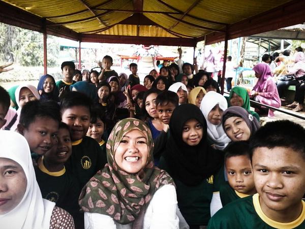 hildaanwar's tweet photo. Selfie bareng adik adik @nasiku_nasikita  yeayyyy ! :D http://t.co/SX475wDam5