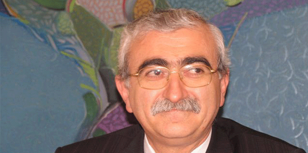 KarsiGazete's tweet photo. Ünlü cerraha silahlı saldırı! http://t.co/XBjiQptE32 http://t.co/OGBC1KM4US