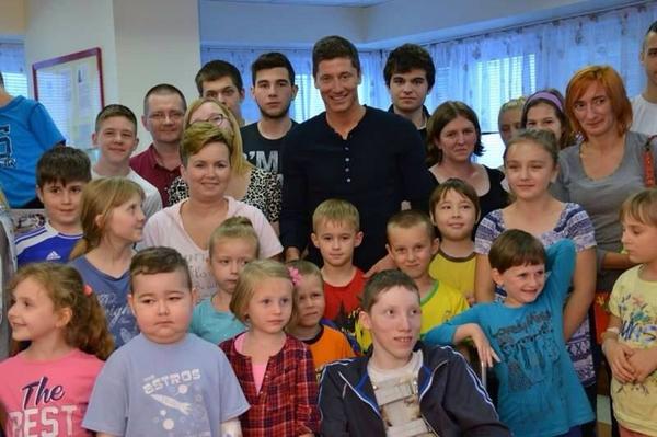 WagsAndFootball's tweet photo. Anna &amp; Robert Lewandowski visited sick children , Nice couple 👍

#lewandowski #annalewandowski #polska #wags #bayern http://t.co/drl4Ac3cNg