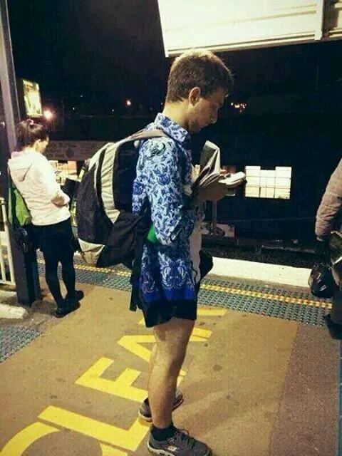 Niat Bergaya Dengan Baju Batik Ternyata Bule Ini Malah Niat Bergaya Dengan Baju Batik Ternyata Bule Ini Malah
