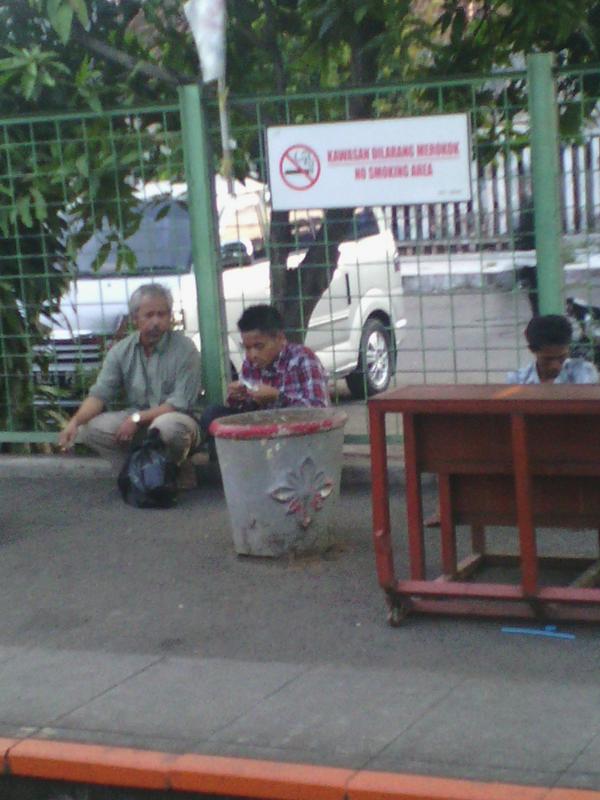 BE_JPD's tweet photo. Judulnya "KAI dikhianati" area (dilarang) merokok http://t.co/qM8VoALes0