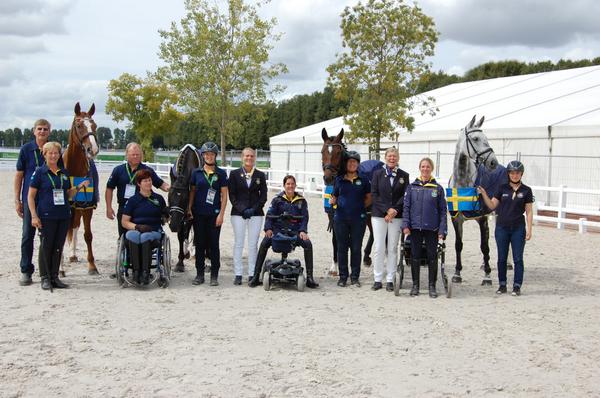 Svenska teamet i paradressyr inför hästbesiktningen. Snart dags för träningstider på tävlingsbanorna.#weg2014