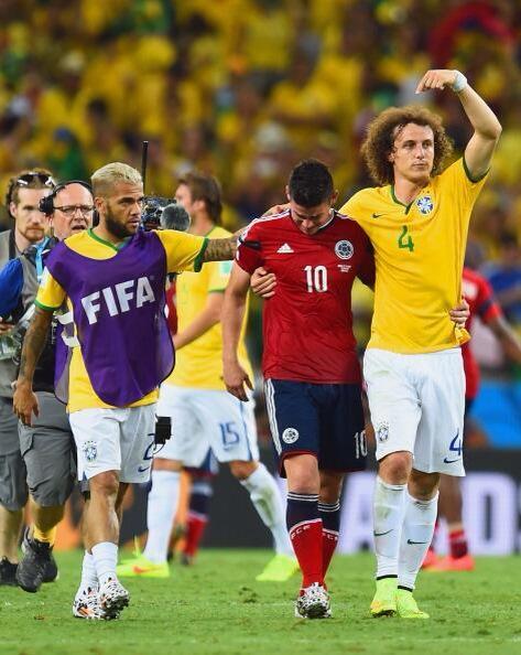 サッカー感動bot على تويتر 南米同士の対決 ブラジル対コロンビア激戦の末ブラジルが勝利をおさめるも 今大会の注目選手 コロンビアの背番号 １０番 ハメス ロドリゲスの快進撃は止まってしまった 試合終了後 ブラジル選手と健闘を称え合いながらの男泣きに世界が
