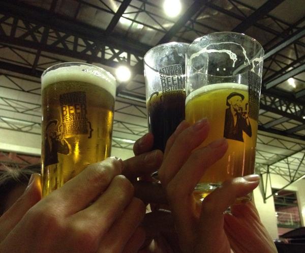 MTeresaAlonso's tweet photo. Un brindis por el @AsturiesBF con @Juko_UDS y @CervezaRudim
Lo hemos pasado muy bien, hasta el año que viene! #ASBF14 http://t.co/j0DXuaWSOq