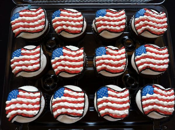 1clevercupcake's tweet photo. @TamaraBenningto @JoshEstrin @OmahaSteaks @laxer1215 @textiff @cdmtx65
I'll bring the Cupcakes;)
#TailgateUpgrade http://t.co/MfXZlwPTna
