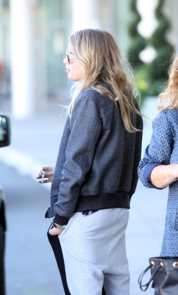 Kiri 海外lover 私服fashion カーラ デルヴィーニュ At ピアソン空港 07 09 14 タバコ吸ってるとこ久々に見たかも Caradelevingne Ootd Http T Co Ucsntnujap