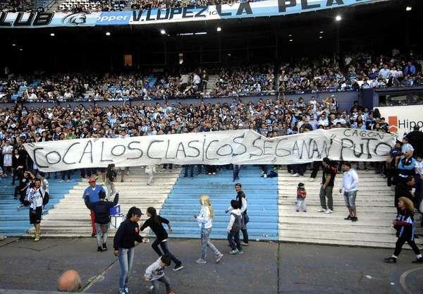 Elrojotwitero's tweet photo. La hinchada fiel en su máxima expresión
 http://t.co/1bUdp1loRS
Ay que tonto y bobo seguís siendo