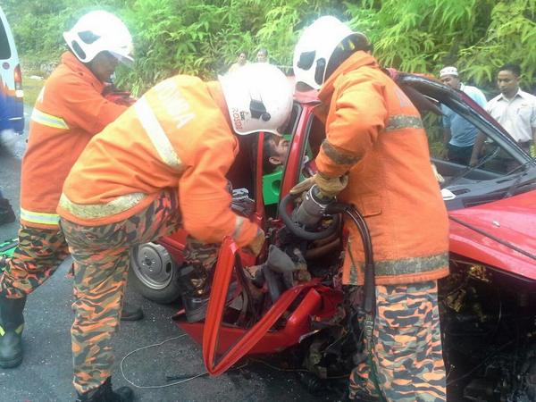 Kemalangan jalan raya pada 8 September 2014 di Kampung Pulau Tawar, Jalan Jerantut Maran melibatkan 2 buah kereta.